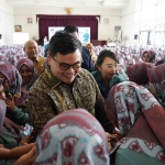 Bupati Kediri, Hanindhito Himawan Pramana, saat menyalami guru-guru taman Posyandu. Foto: Ist