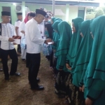 ?Danrem 081, Kolonel Infanteri, Sidarta Wisnu Graha saat berbagi dengan anak yatim di Pacitan. FOTO : IST
