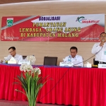 Petugas Kantor Imigrasi Malang saat mengisi FGD di Pendopo Kecamatan Wagir.