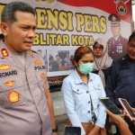 SV, mucikari prostitusi online di Kota Blitar saat dihadirkan dalam rilis di mapolres.