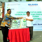 Dirsar PG Meinu Sadariyo (kanan) bersama Direktur Operasional PTPN X saat penyerahan pupuk non-subsidi NPK Kebomas dan ZA di PG Gempolkreb, Mojokerto, kemarin. foto: ist.