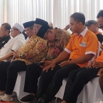 Mantan Gubernur Jatim Imam Utomo tertangkap kamera tertidur di kursi saat mendampingi Fattah Jasin daftar bacabup di kantor KPU Pamekasan, Rabu (28/8/2024). Foto: DIMAS/ BANGSAONLINE