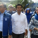 Emil Dardak dan Istri saat mendampingi Ketua PAN Zulkifli Hasan (kiri).