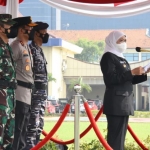 Gubernur Jawa Timur Khofifah Indar Parawansa saaat memimpin  Apel Gelar Pasukan Operasi Ketupat Semeru 2022 digelar Lapangan Mapolda Jatim, Jumat (22/4/2022). Foto: Humas Pemprov Jatim