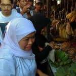 Khofifah saat berkunjung ke pasar Templek Kota Blitar, Sabtu (31/1). 