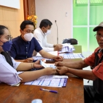 Petugas saat melayani salah satu pelaku usaha sektor perikanan. Foto: Ist.