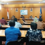 Wakil Bupati Bangkalan, Mohni saat memimpin rapat koordinasi distribusi KKS-KPM/BPNT di aula Diponegoro, Kamis (30/4).