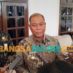 Pj Bupati Jombang, Sugiat, saat memberi keterangan kepada awak media. Foto: AAN AMRULLOH/BANGSAONLINE