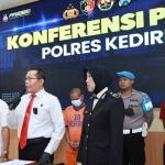 KBO Satreskrim Polres Kediri, Iptu Marjuki, saat menggelar konferensi pers. Foto: Ist