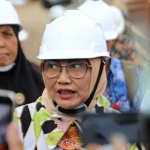 Pj Bupati Lumajang, Indah Wahyuni, saat memantau Dam Gambiran yang diperbaiki.