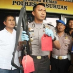 Kapolres Pasuruan AKBP M Aldian didampingi Kasatreskrim Polres Pasuruan AKP M Khoirul Hidayat SH, menunjukkan senapan angin yang dipakai untuk menembak kepala korban. foto: AHMAD FUAD/ BANGSAONLINE