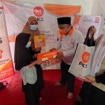 PEDULI ANAK: DPW PKS Jatim membagikan paket nutrisi sehat di Desa Jemirahan, Kecamatan Jabon, Sidoarjo, Minggu (1/8/2021). (foto: ist)