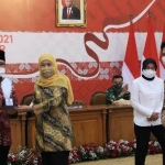 Gubernur Jawa Timur Khofifah Indar Parawansa menyerahkan Penghargaan Pembangunan Daerah (PPD) Kabupaten/Kota Provinsi Jawa Timur Tahun 2020 kepada Walikota Surabaya Tri Rismaharini dan Bupati Banyuwangi Abdullah Azwar Anas. foto: IST./ BANGSAONLINE.com