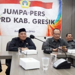 Ketua DPRD Gresik Ahmad Nurhamim ketika menggelar konferensi pers. foto: SYUHUD/ BANGSAONLINE