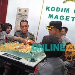 Kue ulang tahun yang dibawa Kapolres Magetan untuk Dandim 0804. Foto: HENDRO SUHARTONO/BANGSAONLINE