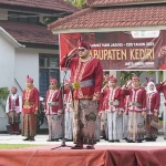 Bupati Kediri, Hanindhito Himawan Pramana, saat memberi hormat ketika upacara Hari Jadi Kabupaten Kediri ke-1219. Foto: Ist