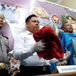 Kasatreskrim Polres Jombang, AKP Wahyu Norman Hidayat menunjukkan barang bukti dan tersangka di ruang Humas Mapolres Jombang, Senin (29/5/2017). foto: ROMZA/ BANGSAONLINE