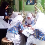 Para siswa SMP Negeri 2 Lamongan saat belajar di luar ruangan.