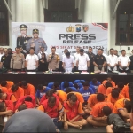 Para tersangka hasil penangkapan selama Ops. Sikat Semeru 2024 di Mapolrestabes Surabaya, Senin (24/6/2024).