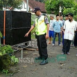 Petugas menunjukkan lokasi korban meninggal dunia. foto: AKINA/ BANGSAONLINE