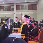 wisudawan ke XX Universitas PGRI Ronggolawe (Unirow) Tuban di Gedung Graha Sandiya, Komplek Perumdin Semen Indonesia Desa Sumurgung, Kecamatan/Kabupaten Tuban, Selasa (21/11/2022).