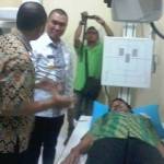 LAUNCHING: Wali Kota Malang HM Anton, mendengarkan penjelasan petugas ruang foto rontgen dengan Kepala Bappeda jadi pasiennya. foto: iwan/ BANGSAONLINE