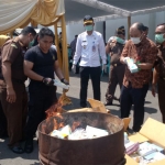 Petugas Kejari bersama Polres, Pengadilan Negeri (PN), Dinas Kesehatan, dan BNNK Tuban saat membakar barang bukti sabu-sabu dan obat-obatan ilegal.