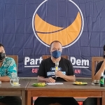 Ketua DPD Partai NasDem Kabupaten Kediri Lutfi Mahmudiono (tengah), didampingi Wakil Ketua Bidang OKK Khusnul Arif (kanan), dan Sekretaris DPD Andik Mashudi saat acara ngopi bareng awak media, Sabtu (26/2). foto: MUJI HARJITA/ BANGSAONLINE