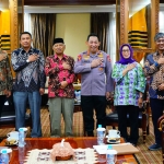 Kapolri Jenderal Listyo Sigit Prabowo bersama Jajaran Dewan Pers foto bersama usai audiensi.