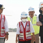 Bupati Kediri, Hanindhito Himawan Pramana, saat mendampingi Menteri Perhubungan, Budi Karya Sumadi (kiri), meninjau perkembangan proyek pembangunan Bandara Dhoho Kediri. Foto: Ist