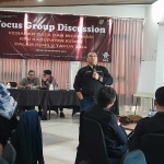 Eka Wisnu Wardhana, Komisioner KPU Kabupaten Kediri Divisi Perencanaan Data & Informasi saat menggelar FGD dengan para jurnalis di sebuah hotel, Jumat (22/12/2023).