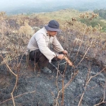 Anggota Polres Malang saat melihat kondisi Gunung Arjuno. Foto: Ist.