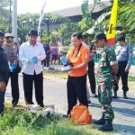 Anggota Satreskrim Polres Magetan saat melakukan olah TKP. (foto: Anton/ BANGSAONLINE)