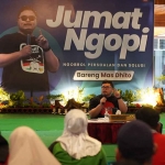 Bupati Kediri, Hanindhito Himawan Pramana, saat menjawab pertanyaan warga dalam acara Jumat Ngopi di Pendopo Panjalu Jayati. Foto: Ist