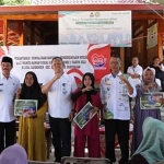 Wakil Bupati Pamekasan, RB Fattah Jasin, bersama Kepala Bidang Pemberdayaan Sosial Dinsos Jatim, Moehammad Anas, saat menyerahkan bantuan sosial ekonomi kepada puluhan wanita rentan sosial ekonomi.