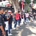 Puluhan massa yang tergabung dalam Aliansi Rakyat Indonesia Maju saat demo di Balai Kota Malang.