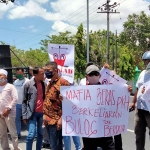 Aksi demo di Kantor Bulog Pamekasan. (foto: ist).