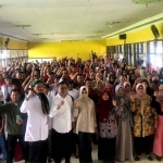 Para peserta sosialisasi foto bersama dengan para narasumber.