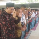 Kegiatan sholat gaib dan penggalangan dana di SMAN Sooko, Mojokerto. foto: SOFFAN/ BANGSAONLINE