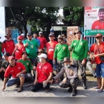 KOMPAK: H Tarkit Erdianto dan sejumlah warga saat persiapan fogging di Desa Semambung Kecamatan Gedangan, Minggu (24/2). foto: ist