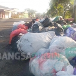 Kondisi sampah yang berada di TPS Jl. Raya Bancaran (sebelum Pasar Bancaran). foto: FAUZI/ BANGSAONLINE