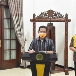 Bupati Lumajang Thoriqul Haq bersama Wakil Bupati dan Sekda saat mengumumkan penambahan Pasien Positif Covid-19.