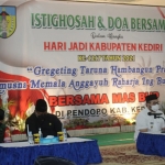 Bupati Kediri Hanindhito Himawan Pramana (kanan) saat menghadiri istigasah dan doa bersama di Pendopo Kabupaten Kediri yang kelak akan diberi nama Pendopo Panjalu Jayati, Selasa (23/3/2021). (foto: ist)