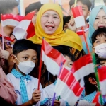 Khofifah Indar Parawansa bersama anak-anak dalam suatu acara. Foto: Pemprov Jatim