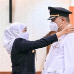 Gubernur Jawa Timur Khofifah Indar Parawansa melantik Plt Wali Kota Surabaya Whisnu Sakti Buana menjadi Wali Kota Surabaya untuk Sisa Masa Jabatan Tahun 2016-2021 di Gedung Negara Grahadi Surabaya, Kamis (11/2) siang. foto: ist/ bangsaonline.com