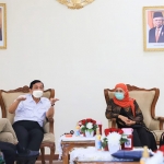 Gubernur Khofifah dan Tim Riset Vaksin Covid-19 Unair dan RSUD Dr. Soetomo membahas perkembangan Vaksin Merah Putih bersama Menko Marves Luhut B. Pandjaitan.