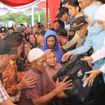 Gubernur Khofifah saat menyalurkan bantuan sosial dan tali asih kepada masyarakat di Kantor Desa Kalibuntu, Probolinggo.