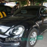 Mobil VW Beetle milik keluarga Ita Triwibawati yang disita KPK diparkir di Mapolres Jombang, Rabu (7/12/2016). foto: RONY SUHARTOMO/ BANGSAONLINE