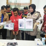Tersangka dan barang bukti saat dirilis di Mapolrestabes Surabaya