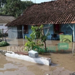 Kondisi salah satu rumah yang tergenang banjir. foto: RONY S/ BANGSAONLINE